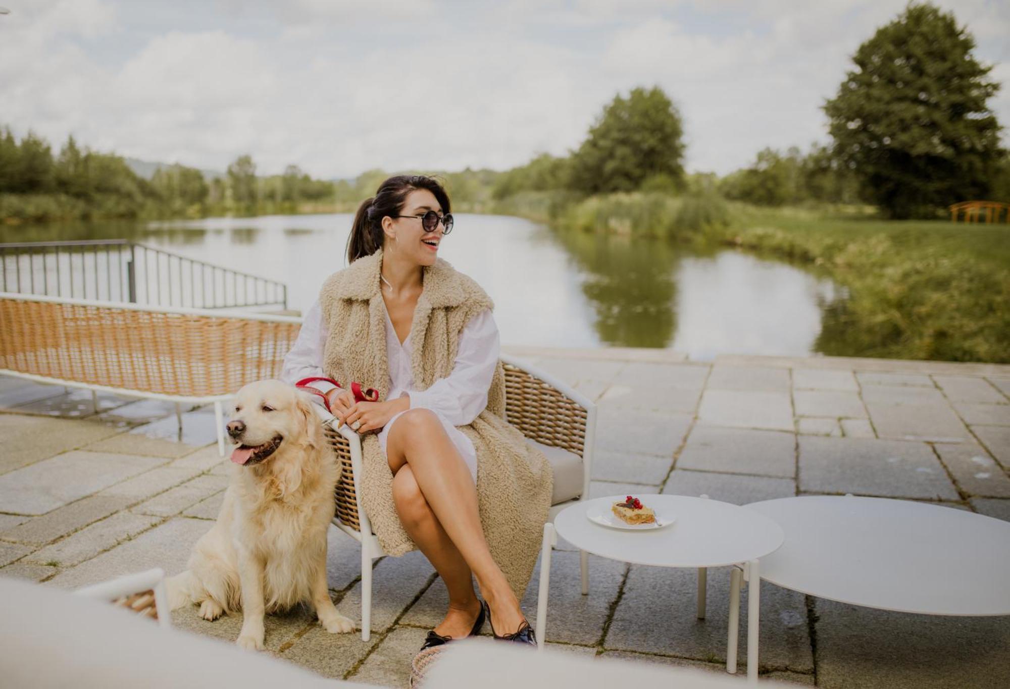 Palac Pakoszow Schlosshotel Wernersdorf Jelenia Gora Ngoại thất bức ảnh A woman with her dog