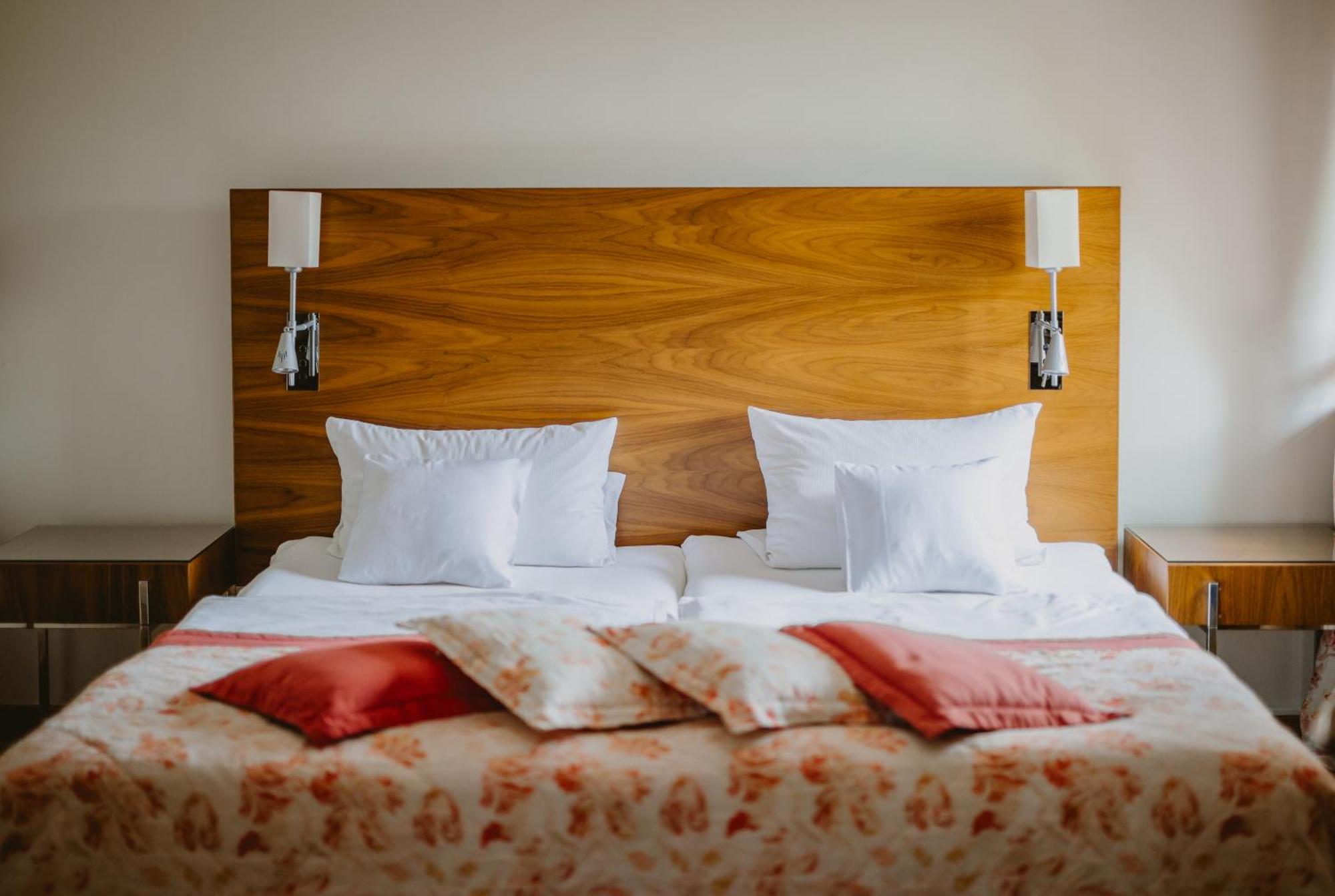 Palac Pakoszow Schlosshotel Wernersdorf Jelenia Gora Ngoại thất bức ảnh A bed with pillows