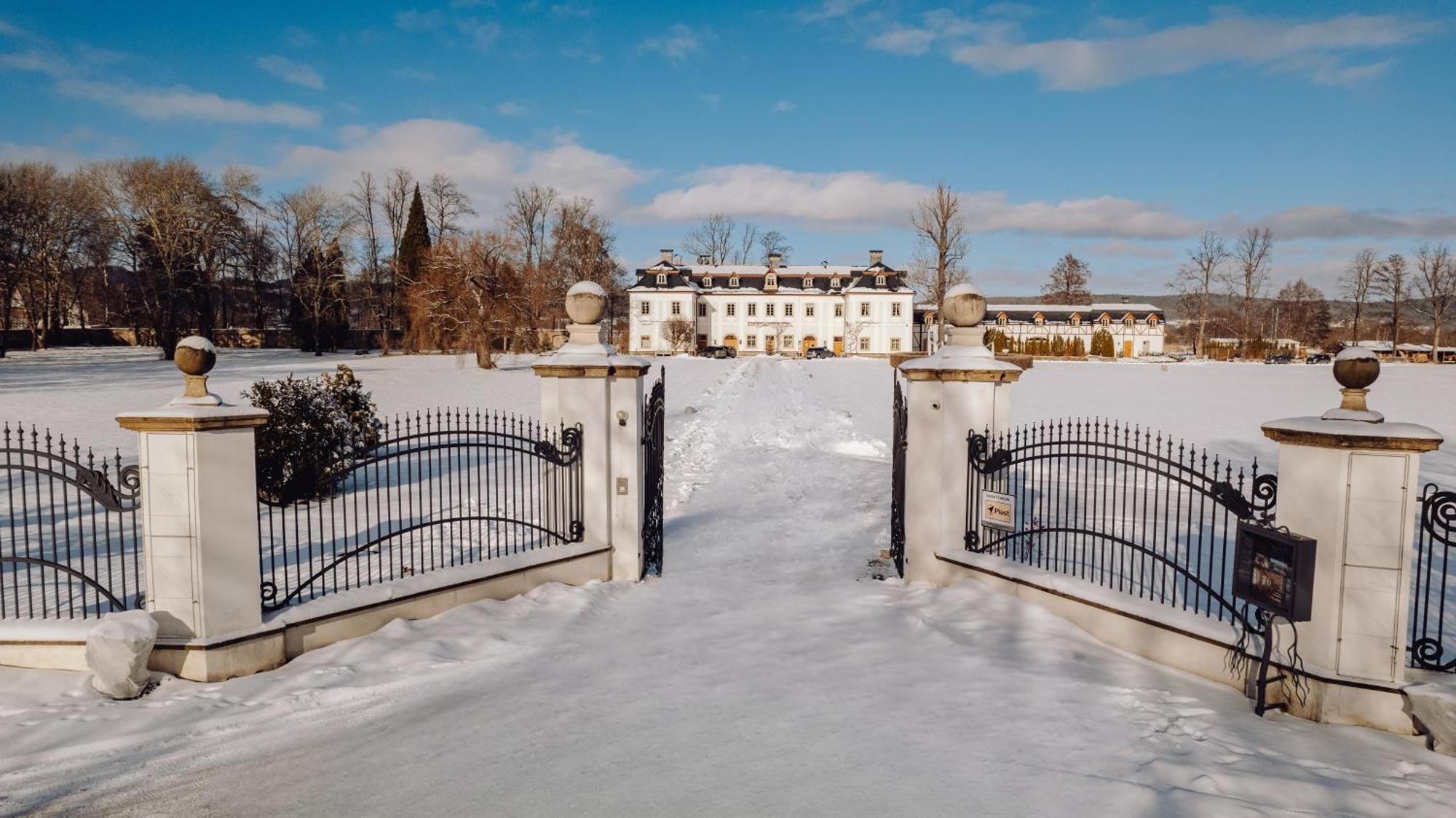 Palac Pakoszow Schlosshotel Wernersdorf Jelenia Gora Ngoại thất bức ảnh The main entrance to the estate