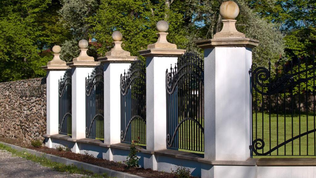 Palac Pakoszow Schlosshotel Wernersdorf Jelenia Gora Ngoại thất bức ảnh The gate piers